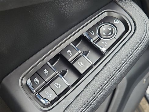 Certified 2025 Porsche Macan image 31