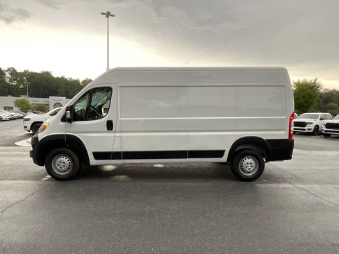 Used 2024 RAM ProMaster 2500 w/ Convenience Group FWD image 2