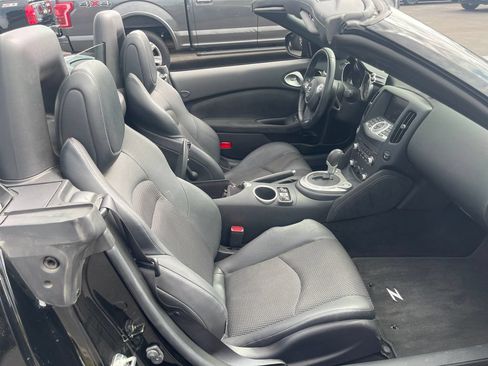 Used 2017 Nissan 370Z Touring RWD image 32