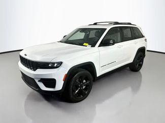 Used 2023 Jeep Grand Cherokee Altitude AWD/4WD video 3
