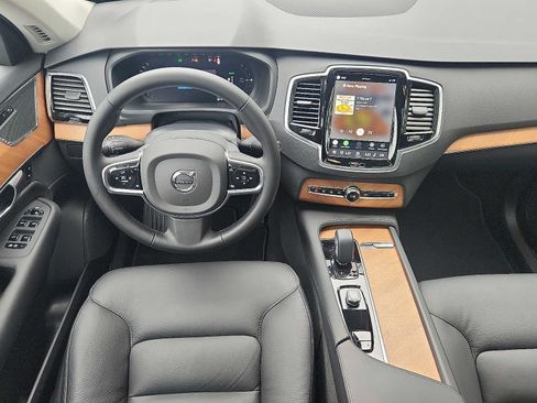 Certified 2025 Volvo XC90 T8 Plus w/ Protection Package Premier AWD/4WD image 11