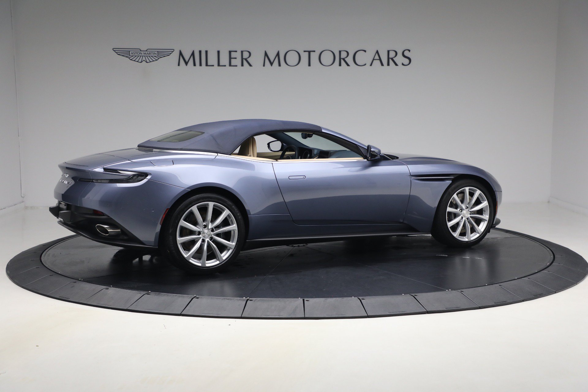 Used 2022 Aston Martin DB11 Volante RWD image 23