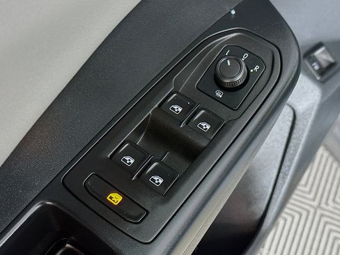 Used 2022 Volkswagen Taos SE w/ Driver Assistance Package image 17