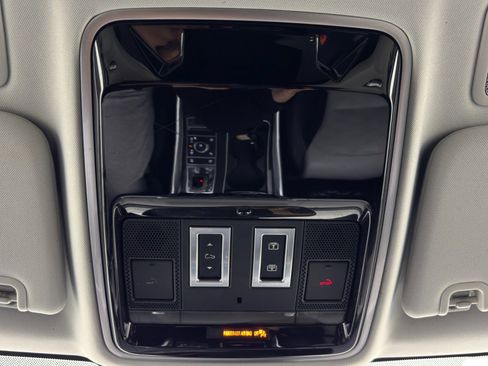 Used 2022 Land Rover Range Rover Sport SVR Carbon Edition image 38