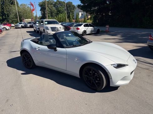 Used 2016 MAZDA MX-5 Miata Club RWD image 3