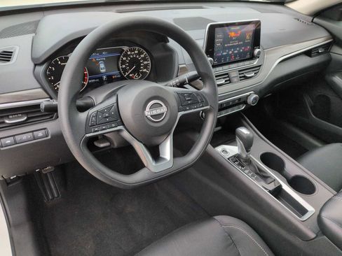 Used 2025 Nissan Altima 2.5 SV FWD image 2