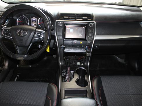 Used 2017 Toyota Camry SE image 12