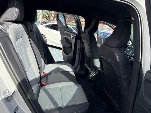 Used 2023 Volvo XC40 B5 Core image 18