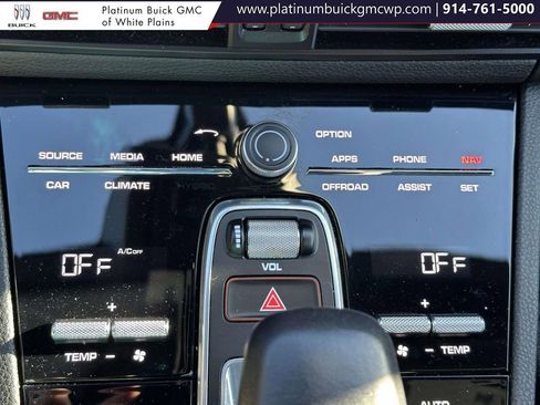 Used 2023 Porsche Cayenne Platinum Edition image 28