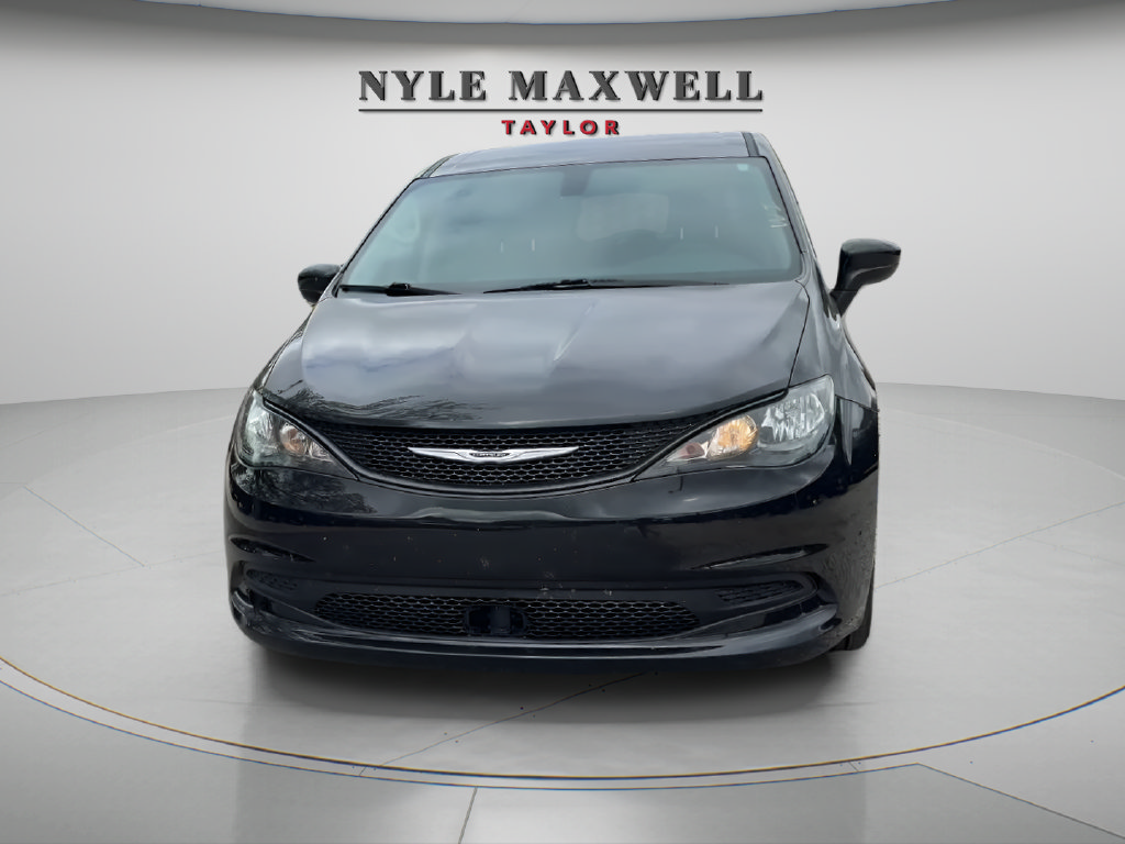 Used 2022 Chrysler Voyager LX FWD image 2