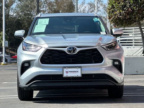 Used 2025 Toyota Highlander XLE FWD image 7