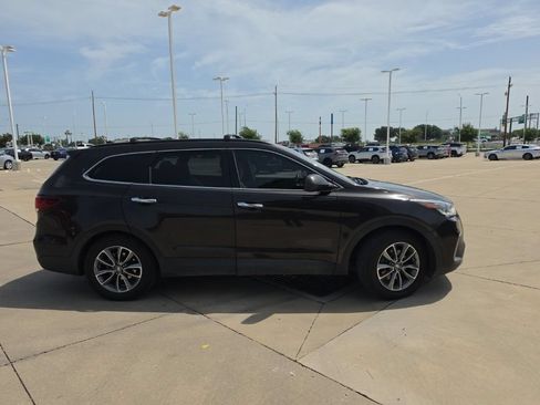 Used 2018 Hyundai Santa Fe SE FWD image 2