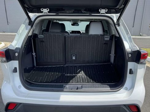 Used 2023 Toyota Highlander XLE FWD image 16