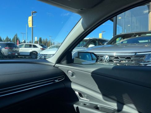 Used 2025 Hyundai Elantra Limited image 38