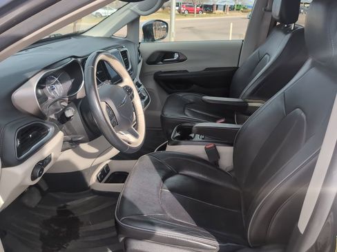 Used 2018 Chrysler Pacifica Limited image 12