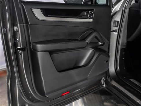 Certified 2025 Porsche Cayenne Coupe AWD/4WD image 23