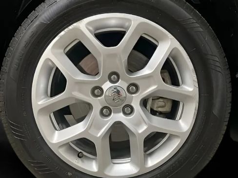 Used 2018 Jeep Renegade Latitude FWD image 24