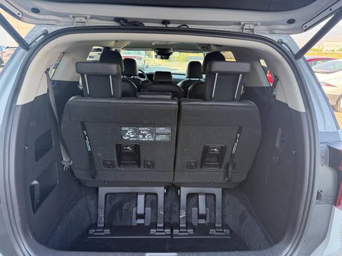 Used 2025 Kia Carnival EX FWD image 22