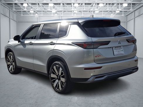 Used 2025 Mitsubishi Outlander SE AWD/4WD image 3