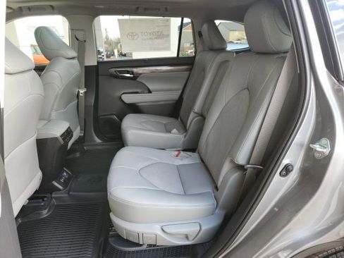 New 2026 Toyota Highlander Platinum image 19