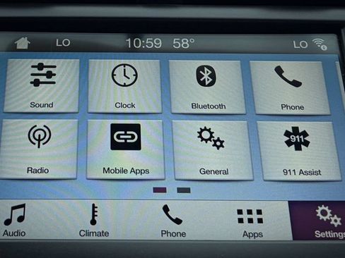 Used 2018 Ford Fusion SE w/ Fusion SE Technology Package FWD image 16
