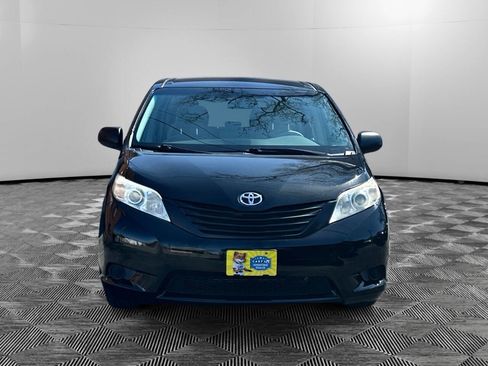 Used 2011 Toyota Sienna image 2