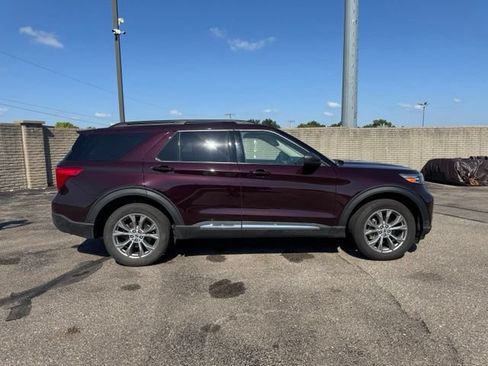 Used 2022 Ford Explorer XLT w/ Equipment Group 202A AWD/4WD image 8
