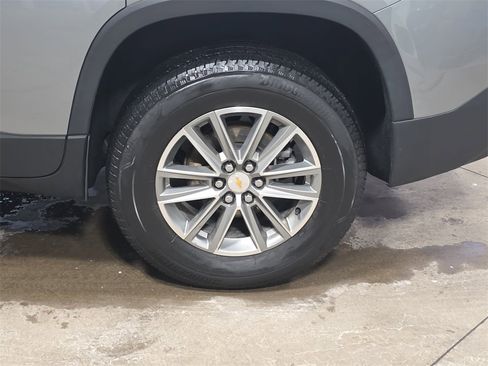 Used 2023 Chevrolet Traverse LT w/ Rear Camera Mirror Package image 33