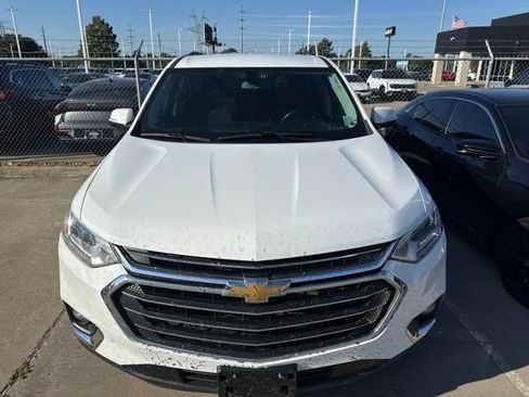 Used 2020 Chevrolet Traverse LT FWD image 2