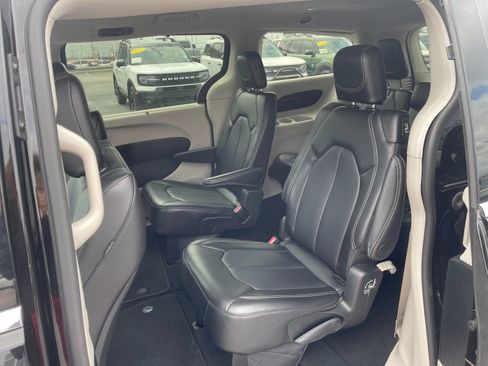 Used 2024 Chrysler Pacifica Touring-L FWD image 14