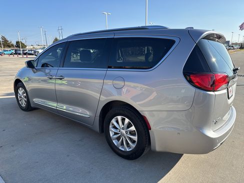 Used 2018 Chrysler Pacifica Touring-L w/ Advanced Safetytec Group image 5