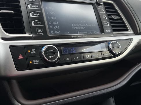 Used 2017 Toyota Highlander Limited image 21