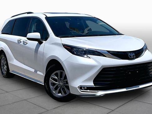 Used 2024 Toyota Sienna XLE FWD image 3