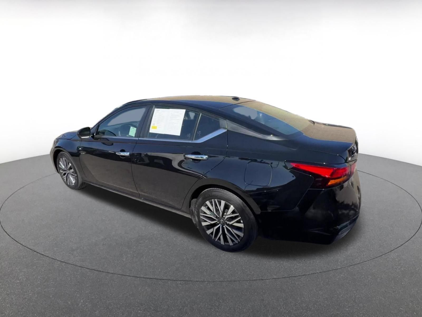Used 2025 Nissan Altima 2.5 SV FWD image 9