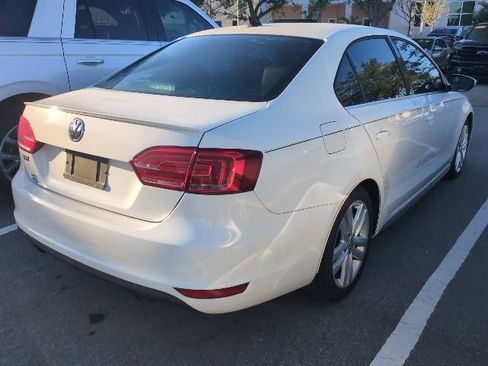 Used 2014 Volkswagen Jetta GLI FWD image 2
