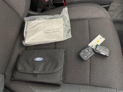 Used 2021 Chevrolet Silverado 1500 LT w/ Z71 Off-Road Package image 26