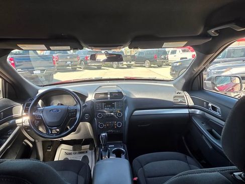 Used 2018 Ford Explorer XLT AWD/4WD image 12