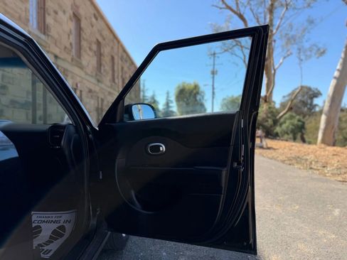 Used 2018 Kia Soul + FWD image 22