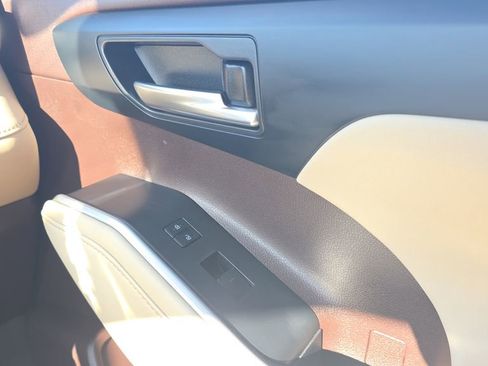 Used 2021 Toyota Highlander XLE FWD image 13