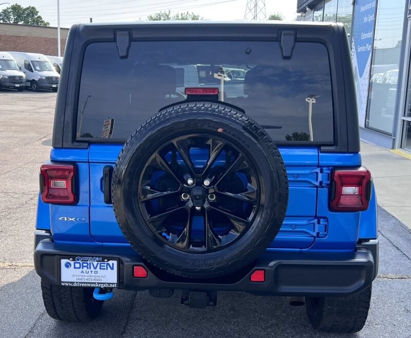 Used 2023 Jeep Wrangler Unlimited Sahara w/ Cold Weather Group AWD/4WD image 5