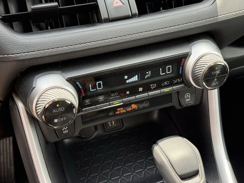 Used 2025 Toyota RAV4 XLE FWD image 22