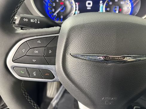 Used 2025 Chrysler Pacifica Select FWD image 12