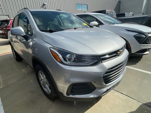 Used 2021 Chevrolet Trax LT w/ LT Convenience Package FWD image 3
