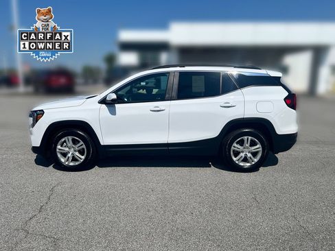 Used 2024 GMC Terrain SLE w/ Driver Convenience Package FWD image 2