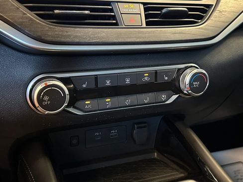 Used 2024 Nissan Altima 2.5 SV w/ SV Premium Package AWD/4WD image 15