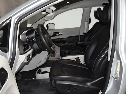 Certified 2024 Chrysler Pacifica Touring-L FWD image 30