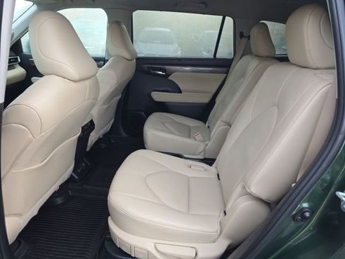 Used 2024 Toyota Highlander Limited image 16