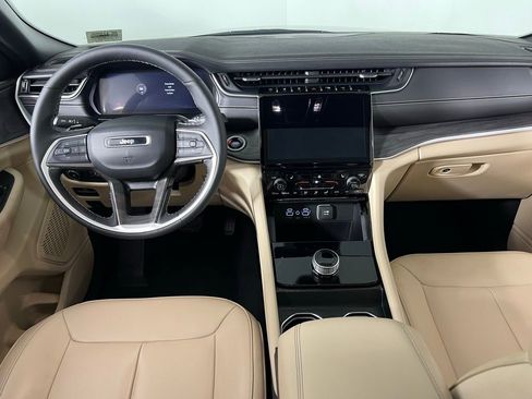 Used 2024 Jeep Grand Cherokee Limited w/ Black Appearance Package image 13