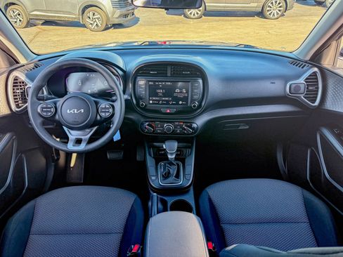 Used 2025 Kia Soul LX FWD image 2