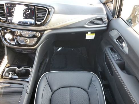 New 2026 Chrysler Pacifica Limited w/ Uconnect Theater Family Group image 18